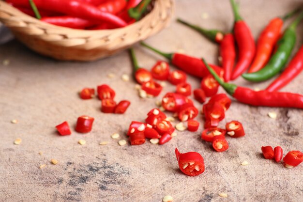 Peperoncino fresco su legno