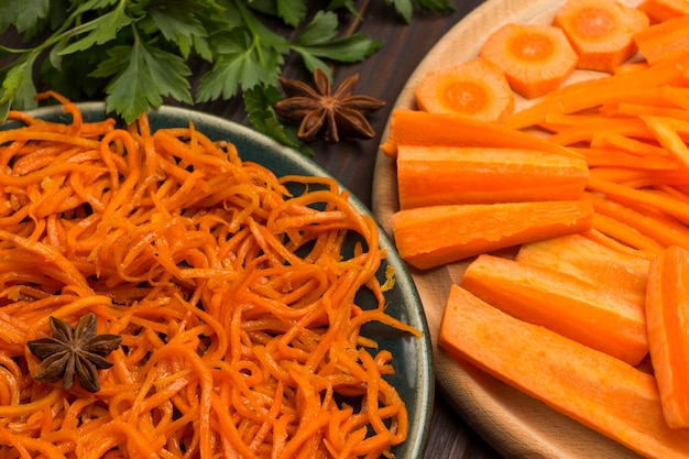 Свежая нарезанная морковь на разделочной доске. Ферментированная морковь в тарелке. Натуральное средство для укрепления иммунной системы. Закрыть вверх