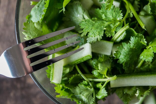 Foto insalata di cilantro fresco coriandolo con insalata di cetriolo concetto di cibo sano