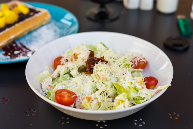 Insalata di caesar classica fresca sul piatto bianco