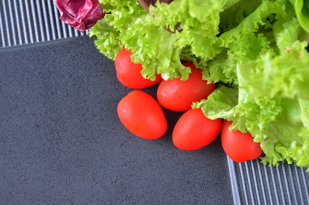 Fresh Close Up Tomato Cherry с салатом из салата