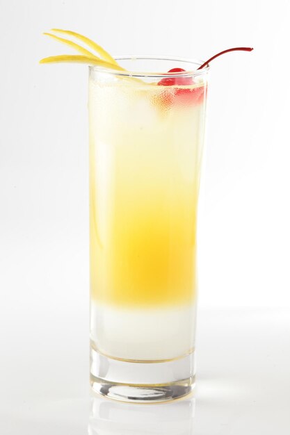 Photo fresh cocktail on a white background