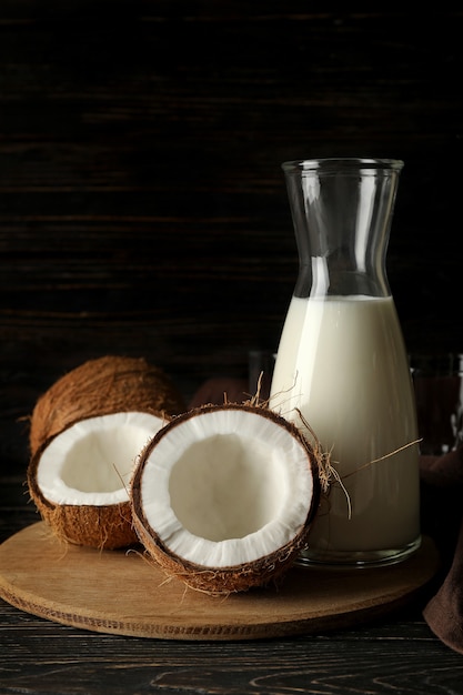 木製の背景に新鮮なココナッツとココナッツミルク
