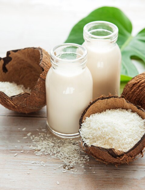 Photo fresh coconut milk, vegan non dairy healthy drink