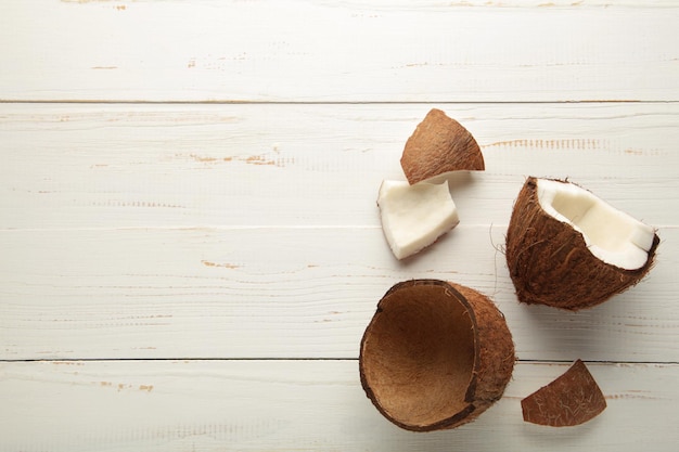 Cocco fresco su fondo di legno bianco. cucina sana.