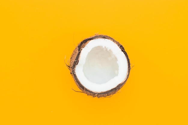 노란색 배경에 신선한 코코넛