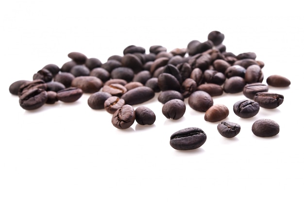 写真 木のスプーンで白い背景で隔離の新鮮なコーヒー豆