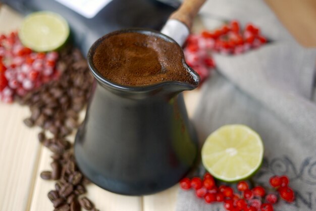 陶磁器のコーヒーポットで新鮮なコーヒー