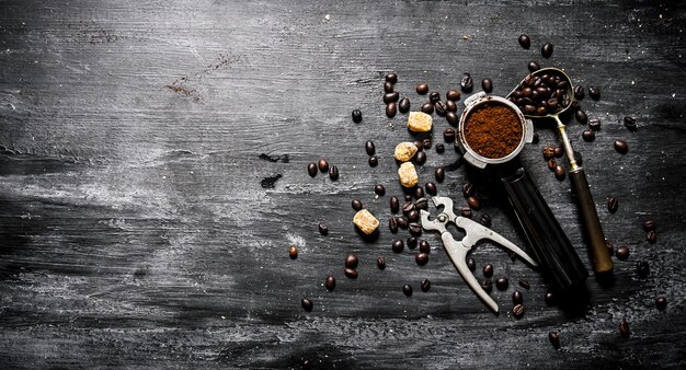 淹れたてのコーヒー。ブラウンシュガーと焙煎穀物のコーヒーカップ。黒の素朴な背景に。