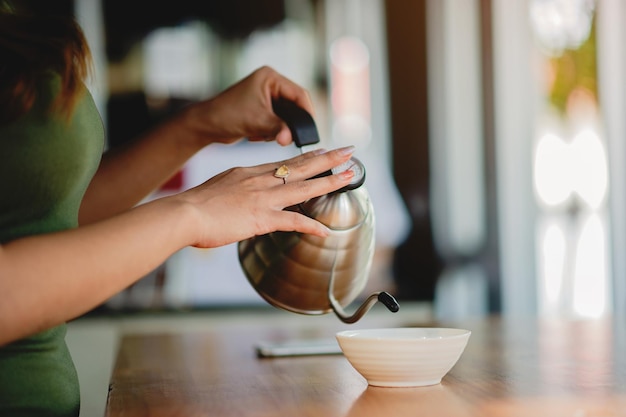 新鮮なコーヒーを作る 新鮮なコーヒーを作る ドリップコーヒー ホットコーヒーを飲む 新鮮なアラビカコーヒーを作る ブラックコーヒー コーヒーを作る