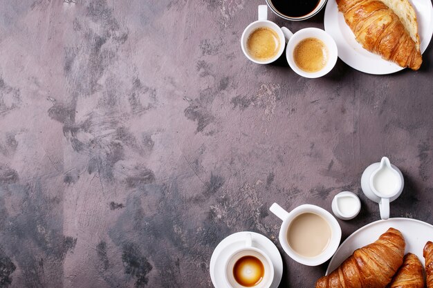 Caffè fresco con cornetto