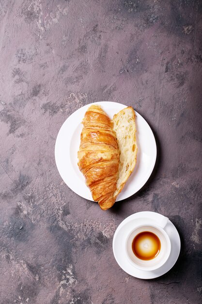 クロワッサンと新鮮なコーヒー