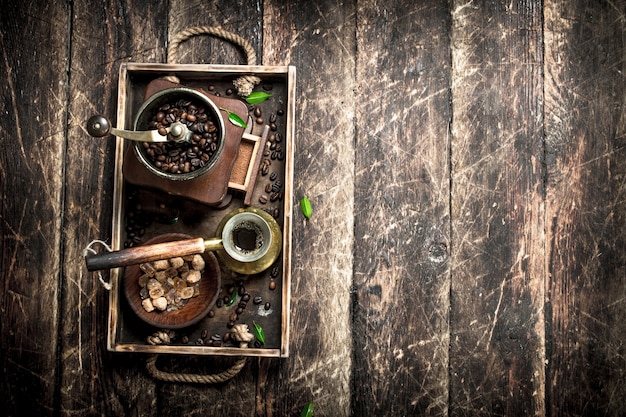 Caffè fresco con zucchero e chicchi di caffè su un vecchio vassoio