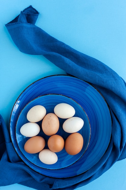 Foto uova di gallina fresche di colore