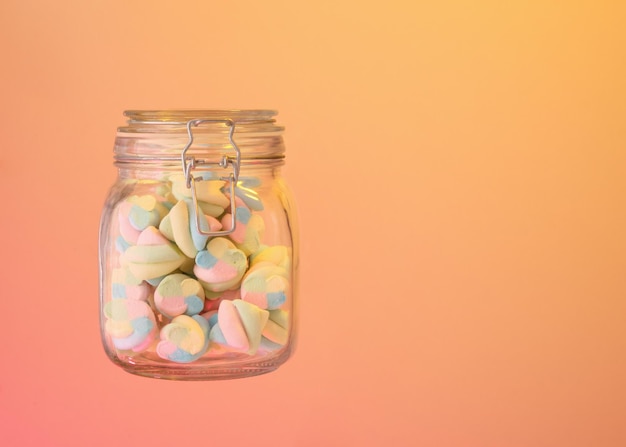 Foto marshmallows freschi e colorati in un barattolo di vetro copia lo spazio per il testo