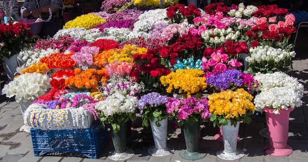 花瓶に入れた新鮮な色とりどりの花