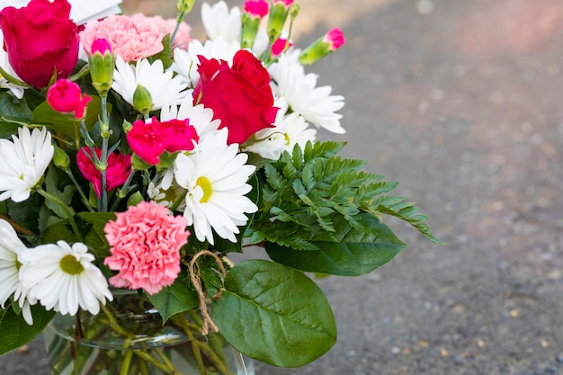 緑の葉と新鮮な色とりどりの花高品質の写真