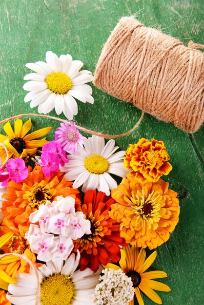 Foto fiori freschi e colorati su un primo piano di un tavolo di legno