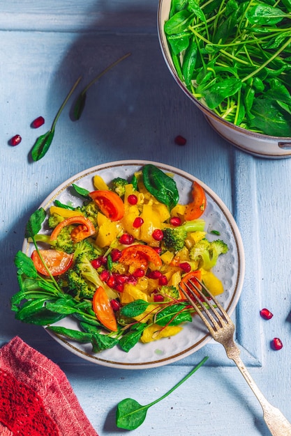 Фото Салат из свежих красочных весенних овощей с помидорами черри и сладким перцем здоровый веганский обед