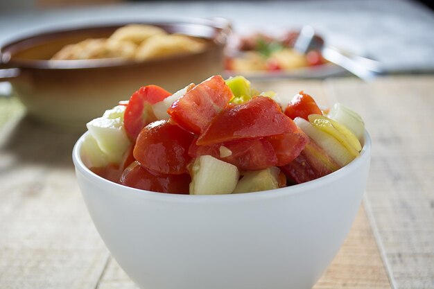 Foto insalata fresca e colorata