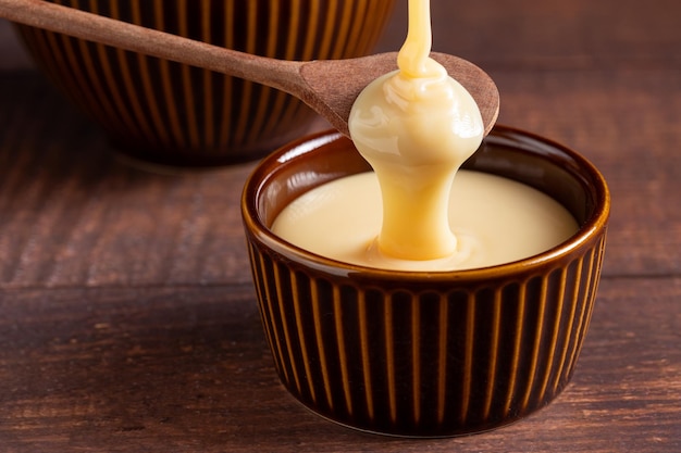 Photo fresh condensed milk in the bowl