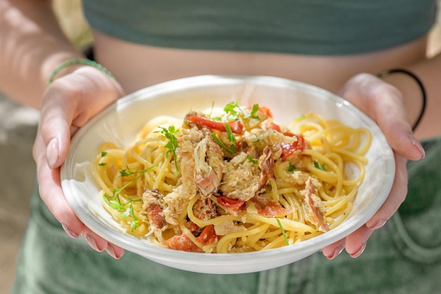 Foto spaghetti freschi cucinati con granchio di mare marrone commestibile noto anche come cancer pagurus dal mar mediterraneo su piatto bianco