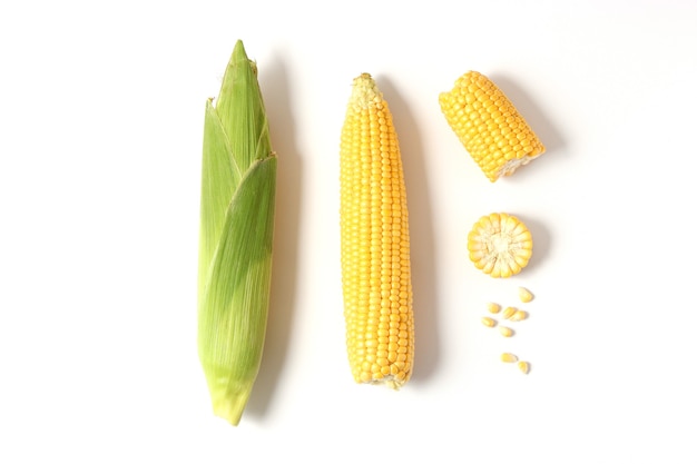 Свежая кукуруза крупным планом на столе крупным планом