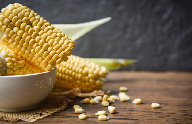 Cereale fresco sul sacco e sul seme del mais dolce sulla tavola di legno rustica