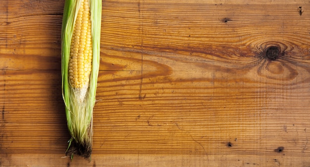 Свежая кукуруза на обрезной доске