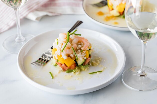 Foto insalate fresche di granchi e gamberetti con vinaigrette e guarnite con cipolle