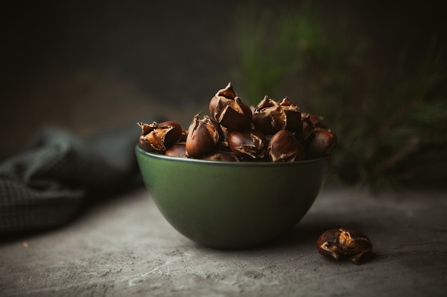 Photo fresh cracked roasted chestnuts in the bowl
