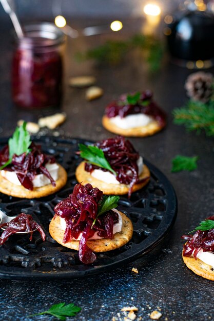 Crackers freschi con marmellata di cipolle e mirtilli rossi