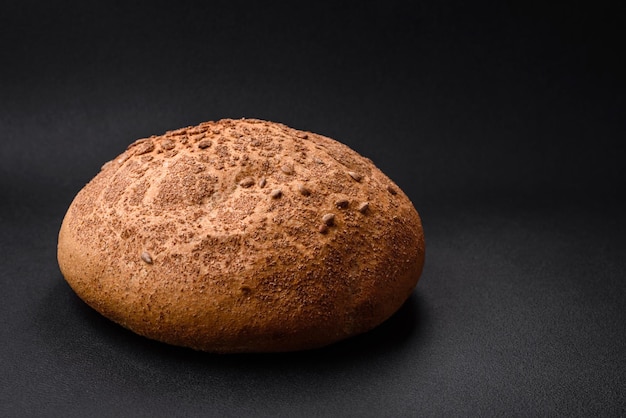 Свежий хрустящий черный хлеб с кунжутом и специями