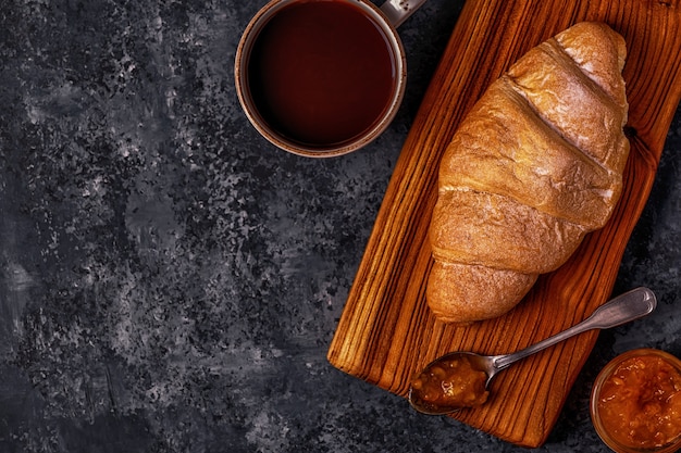 Croissant fresco su oscurità