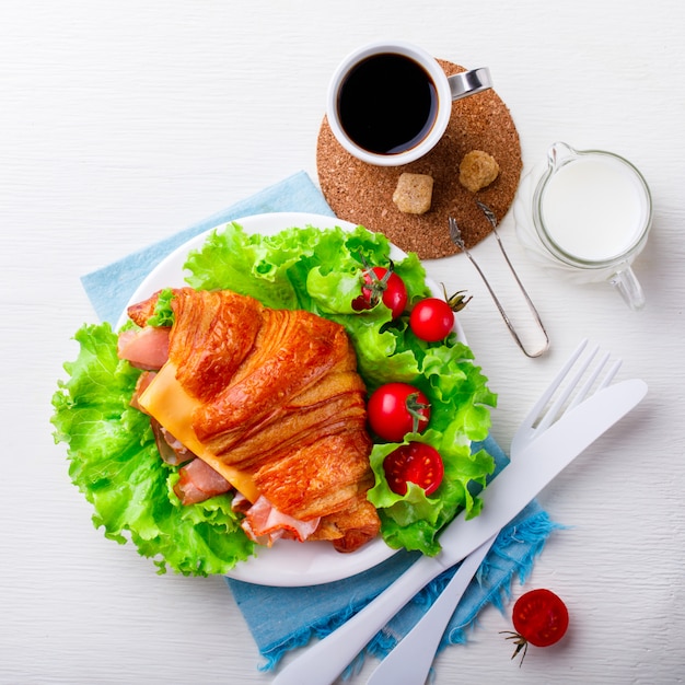 Panino fresco del croissant con il prosciutto spuntino estivo