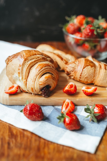 Croissant fresco con marmellata di fragole e frutta fragola