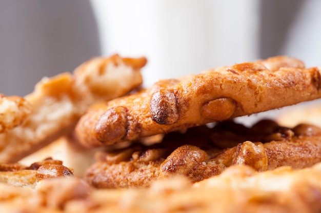 小麦粉とローストピーナッツから作られた新鮮なカリカリクッキー、ピーナッツ入りの丸いクッキーキャラメルの表面、さまざまな材料からのおいしいクッキー