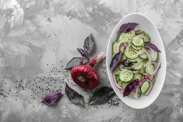 Foto insalata di cetrioli freschi nel piatto sul tavolo