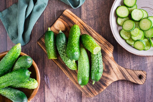 Cetrioli freschi su un tagliere sul tavolo alimenti biologici dietetici vista dall'alto