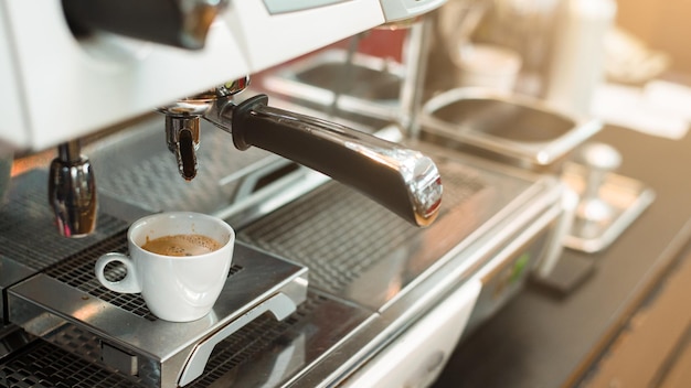 テーブルの上の淹れたてのコーヒー