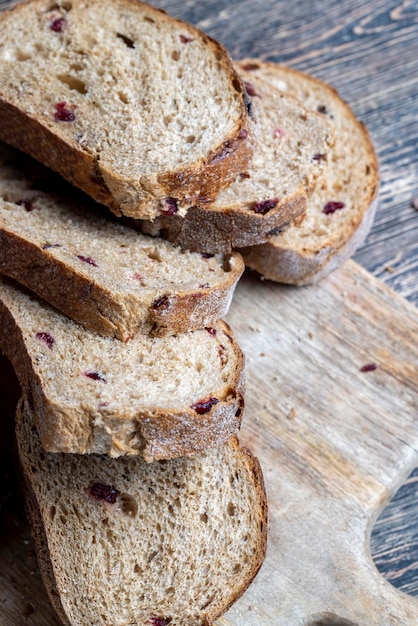 Pane fresco fatto di farina e mirtilli rossi secchi bacche di mirtillo rosso nel pane tagliato a pezzi