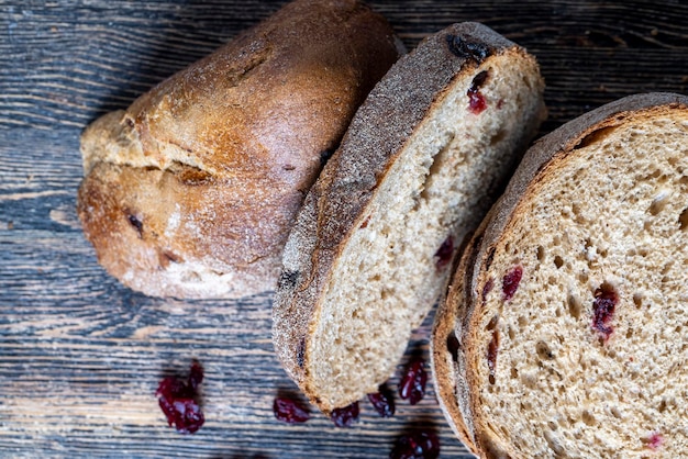 Фото Свежесрезанный хлеб из муки и сушеной клюквы