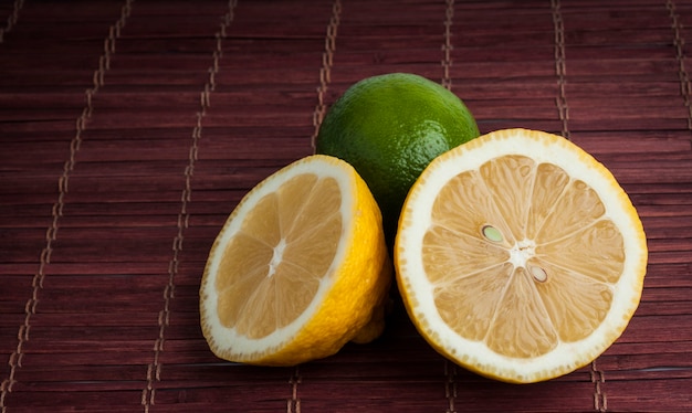 대나무 냅킨에 신선한 레몬과 라임