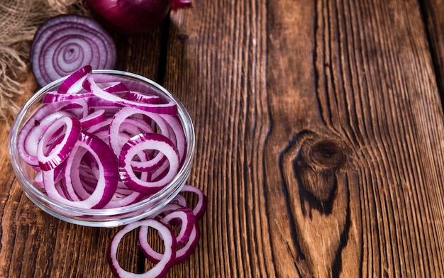 Photo fresh cutted red onion rings