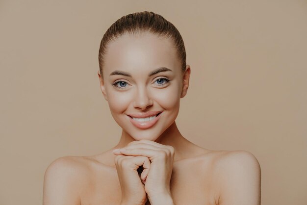 Photo fresh daily makeup toothy smile hands under chin halfnaked indoors refreshed after cosmetic procedures beauty face care concept