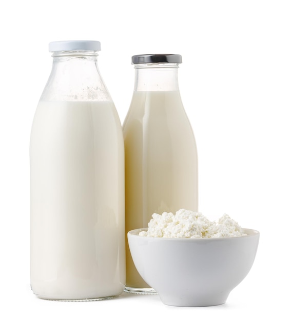 白で分離された新鮮な乳製品のミルクとコテージチーズ