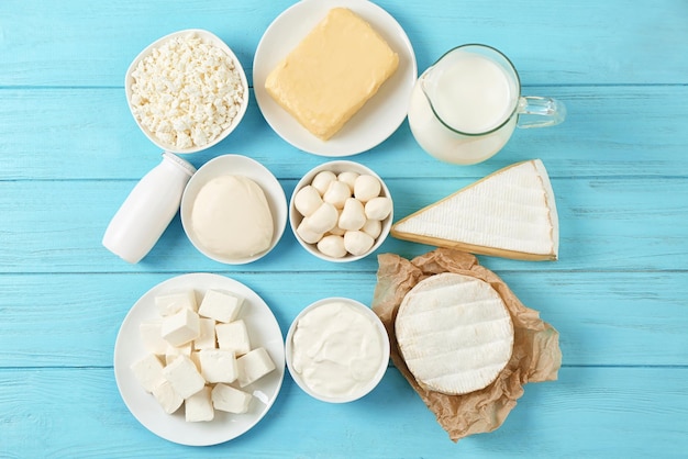 Свежие молочные продукты на деревянном фоне
