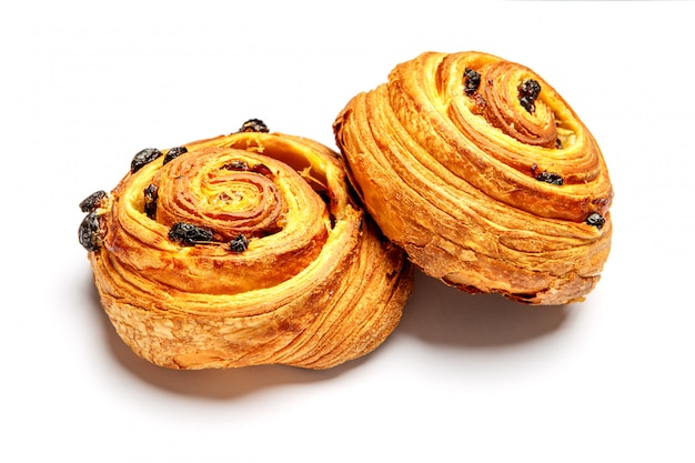 Photo fresh danish cinnabones on white background