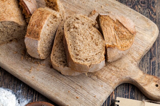 Pane fresco delizioso a base di farina e altri ingredienti naturali pane fatto in casa cotto al forno e pronto per l'uso come alimento