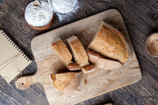 Свежий вкусный хлеб из муки и других натуральных ингредиентов, домашний хлеб, выпеченный в духовке и готовый к употреблению в пищу